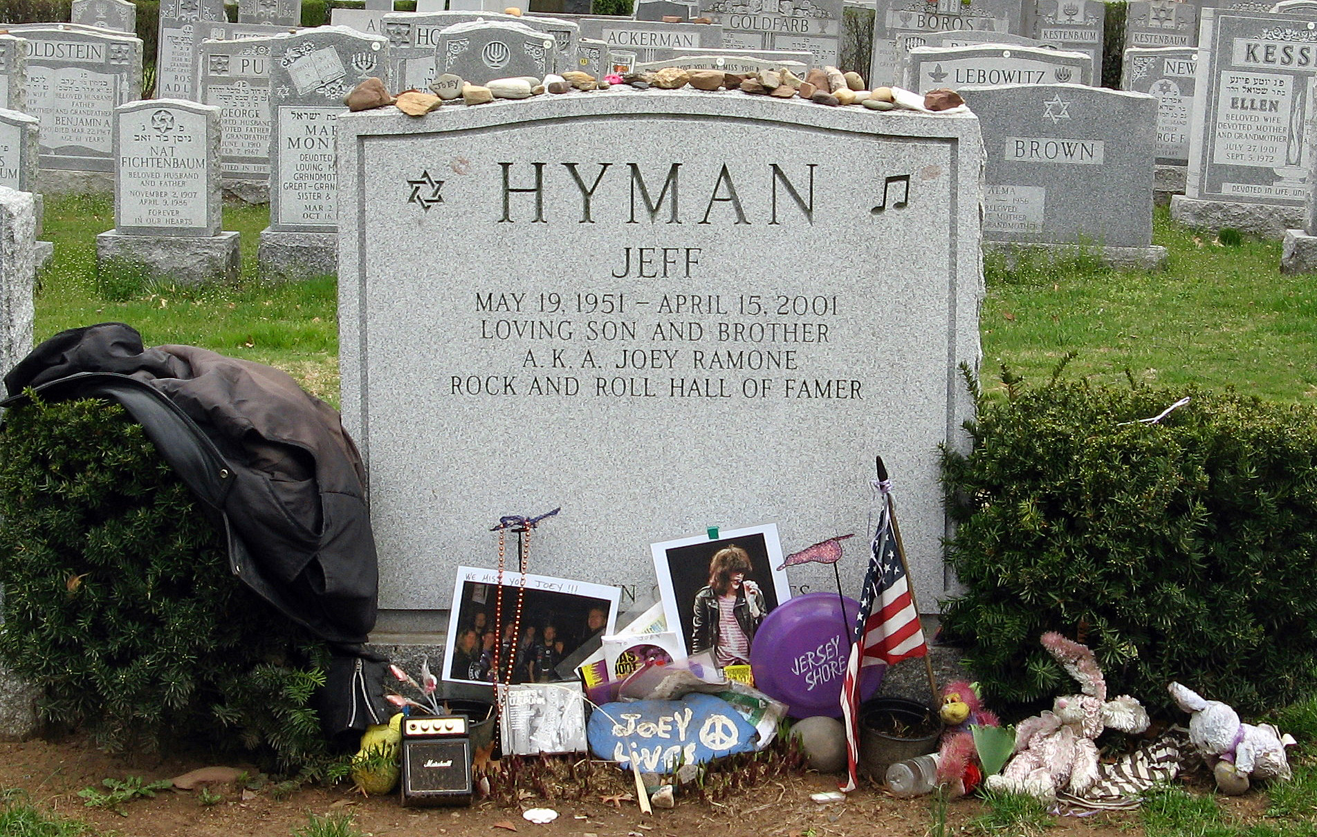 Joey Ramone Headstone.jpg