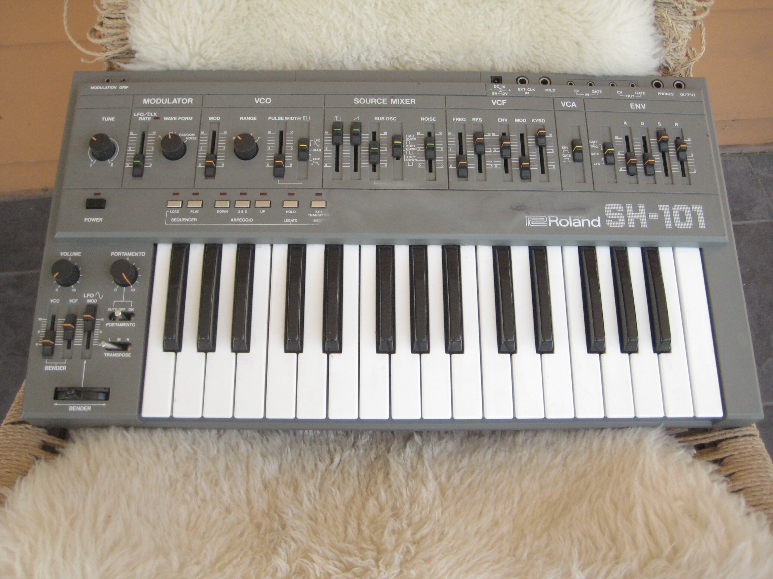 Roland SH-101.jpg