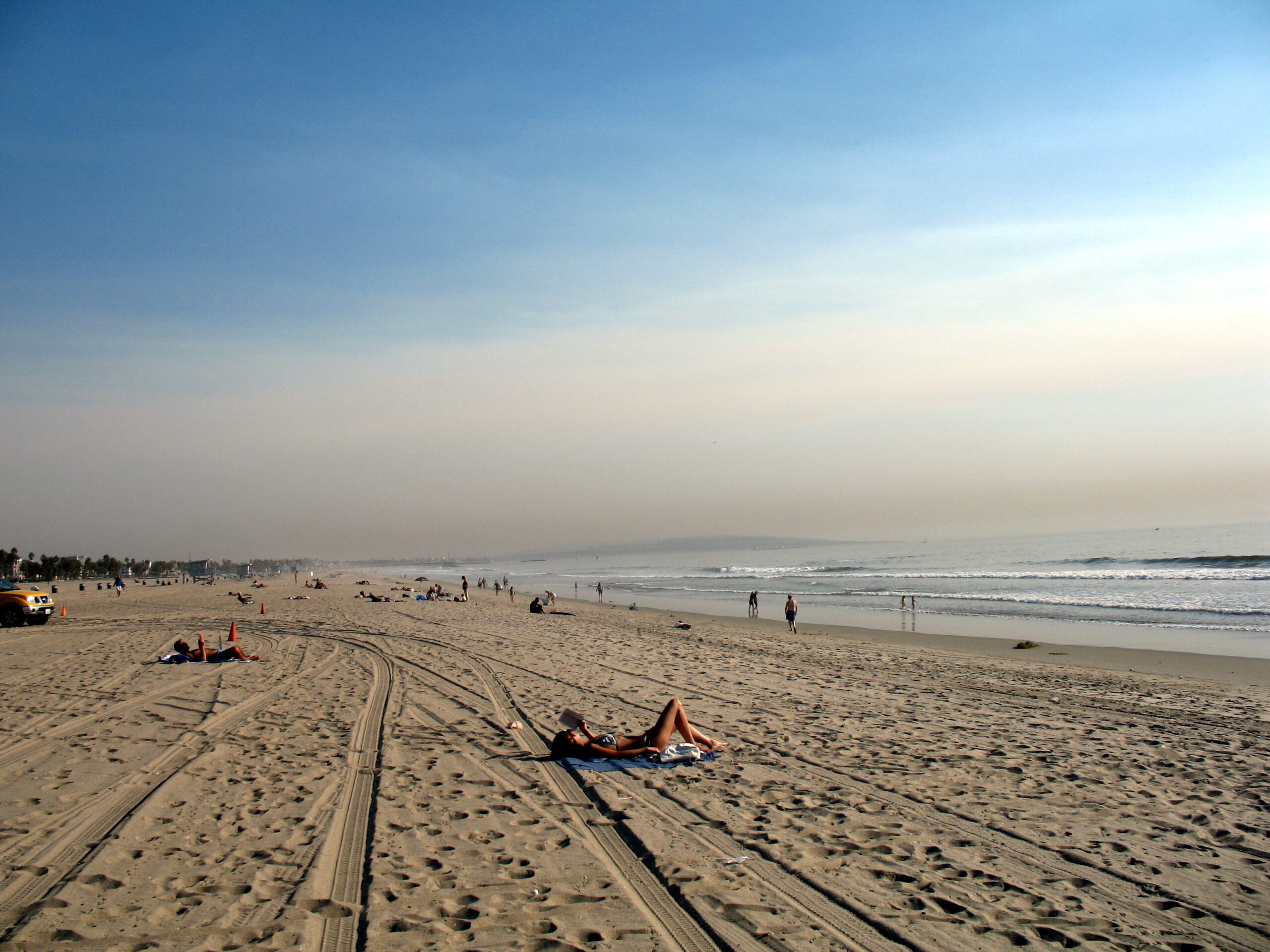 Smoke over the Pacfic Ocean beach near Malibu 2007.jpg